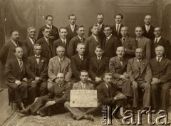 1937, Kołomyja, woj. stanisławowskie, Polska,
Uczestnicy dokształcającego kursu księgowości uproszczonej Związku Rzemieślników Chrześcijan w Kołomyi w dniach 1.04.-30.05.1937.
Fot. NN, zbiory Archiwum Historii Mówionej Ośrodka KARTA i Domu Spotkań z Historią, udostępnił Stanisław Baraniuk w ramach projektu 