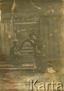 1932, Kołomyja, woj. stanisławowskie, Polska.
Pracownicy w Fabryce Maszyn i Odlewni Braci Biskupskich przy ul. Jagiellońskiej 121 w Kołomyi.
Fot. NN, zbiory Archiwum Historii Mówionej Ośrodka KARTA i Domu Spotkań z Historią, udostępnił Stanisław Baraniuk w ramach projektu 