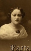 1931, brak miejsca.
Portret kobiety. Na odwrocie napis: 