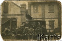 Lata 30., Kołomyja, woj. stanisławowskie, Polska.
Grupa robotników w Fabryce Maszyn i Odlewni Braci Biskupskich przy ul. Jagiellońskiej 121 w Kołomyi.
Fot. NN, zbiory Archiwum Historii Mówionej Ośrodka KARTA i Domu Spotkań z Historią, udostępnił Stanisław Baraniuk w ramach projektu 