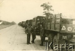Po 1939, ZSRR.
Grupa żołnierzy radzieckich na drodze. Pierwszy z lewej prawdopodobnie Stanisław Baraniuk.
Fot. NN, zbiory Archiwum Historii Mówionej Ośrodka KARTA i Domu Spotkań z Historią, udostępnił Stanisław Baraniuk w ramach projektu 