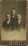 1913, Kołomyja, zabór austriacki.
Bracia Barańczuk - Ludwik, Feliks, ojciec Stanisława Barańczuka, i Jan.
Fot. NN, zbiory Archiwum Historii Mówionej Ośrodka KARTA i Domu Spotkań z Historią, udostępnił Stanisław Baraniuk w ramach projektu 