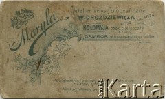 Pocz. XX wieku, Kołomyja,  woj. stanisławowskie, zabór austriacki.
Rewers odbitki fotograficznej o sygn. AHM_PnW_2494_0002_0046a wykonanej w atelier fotograficznym 