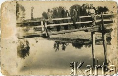 Brak daty, brak miejsca.
Grupa młodzieży na moście. Fotografia ze zbioru rodzinnego Józefy Patkowskiej.
Fot. NN, zbiory Archiwum Historii Mówionej Ośrodka KARTA i Domu Spotkań z Historią, udostępniła Józefa Patkowska w ramach projektu 