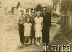 Lata 50., Kołomyja, Ukraińska SRR, ZSRR.
Fotografia rodzinna. Józefa Patkowska (w środku) z mężem i dziećmi.
Fot. NN, zbiory Archiwum Historii Mówionej Ośrodka KARTA i Domu Spotkań z Historią, udostępniła Józefa Patkowska w ramach projektu 