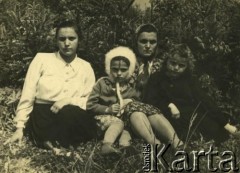 Lata 50., Kołomyja, Ukraińska SRR, ZSRR.
Fotografia rodzinna. Józefa Patkowska (2. z prawej).
Fot. NN, zbiory Archiwum Historii Mówionej Ośrodka KARTA i Domu Spotkań z Historią, udostępniła Józefa Patkowska w ramach projektu 