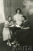 Lata 30., Kołomyja, woj. stanisławowskie, Polska.
Portret trzech kobiet. 1. z lewej prawdopodobnie Józefa Patkowska.
Fot. NN, zbiory Archiwum Historii Mówionej Ośrodka KARTA i Domu Spotkań z Historią, udostępniła Józefa Patkowska w ramach projektu 