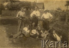 Brak daty, brak miejsca.
Grupa mężczyzn z instrumentami muzycznymi.
Fot. NN, zbiory Archiwum Historii Mówionej Ośrodka KARTA i Domu Spotkań z Historią, udostępniła Józefa Patkowska w ramach projektu 