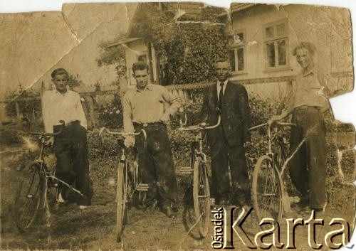 Przed 1939, brak miejsca.
Grupa mężczyzn z rowerami. Fotografia ze zbioru rodzinnego Józefy Patkowskiej.
Fot. NN, zbiory Archiwum Historii Mówionej Ośrodka KARTA i Domu Spotkań z Historią, udostępniła Józefa Patkowska w ramach projektu 