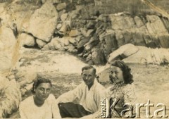 Lata 30./40., Kołomyja, Ukraińska SRR, ZSRR.
Józefa Patkowska ze znajomymi nad rzeką.
Fot. NN, zbiory Archiwum Historii Mówionej Ośrodka KARTA i Domu Spotkań z Historią, udostępniła Józefa Patkowska w ramach projektu 