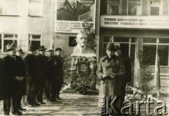 Po 1951, Związek Radziecki.
Odkrycie popiersia Lenina przez członków Dobrowolnego Towarzystwa Współdziałania z Armią, Lotnictwem i Flotą (DOSAAF).
Fot. NN, zbiory Archiwum Historii Mówionej Ośrodka KARTA i Domu Spotkań z Historią, udostępniła Józefa Patkowska w ramach projektu 