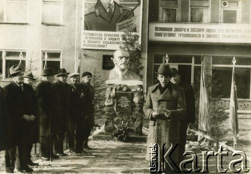 Po 1951, Związek Radziecki.
Odkrycie popiersia Lenina przez członków Dobrowolnego Towarzystwa Współdziałania z Armią, Lotnictwem i Flotą (DOSAAF).
Fot. NN, zbiory Archiwum Historii Mówionej Ośrodka KARTA i Domu Spotkań z Historią, udostępniła Józefa Patkowska w ramach projektu 