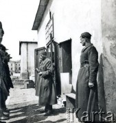 1938, prawdopodobnie Lwów, Polska.
Rotmistrz Józef Bokota i ppor. Zbigniew Żurowski podczas odprawy 4 szwadronu.
Fot. NN, zbiory Archiwum Historii Mówionej Ośrodka KARTA i Domu Spotkań z Historią, udostępnił Stanisław Bokota w ramach projektu 