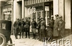 Lata 30., Grudziądz, Polska.
Oficerowie z kursu dowódców szwadronów  organizowanego w Centrum Wyszkolenia Kawalerii. Józef Bokota, ojciec Stanisława Bokoty, stoi 2. z lewej.
Fot. NN, zbiory Archiwum Historii Mówionej Ośrodka KARTA i Domu Spotkań z Historią, udostępnił Stanisław Bokota w ramach projektu 