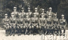 1935, Grudziądz, Polska.
Fotografia grupowa oficerów kursu dowódców szwadronów organizowanego w Centrum Wyszkolenia Kawalerii. Józef Bokota, ojciec Stanisława Bokoty, siedzi 2. z prawej w pierwszym rzędzie, odznaczony Orderem Wojennym Virtuti Militari kl. V, Krzyżem Walecznych. W środku siedzi oficer dyplomowany kawalerii w stopniu podpułkownika, odznaczony Orderem Virtuti Militari, Krzyżem Niepodległości oraz Krzyżem Walecznych z dwoma okuciami i honorową odznaką za rany.
Fot. NN, zbiory Archiwum Historii Mówionej Ośrodka KARTA i Domu Spotkań z Historią, udostępnił Stanisław Bokota w ramach projektu 