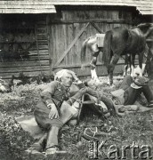 Lata 30., brak miejsca.
Rotmistrz Józef Bokota  podczas odpoczynku.
Fot. NN, zbiory Archiwum Historii Mówionej Ośrodka KARTA i Domu Spotkań z Historią, udostępnił Stanisław Bokota w ramach projektu 