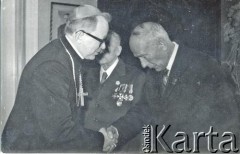 Lata 60.-70., brak miejsca.
Spotkanie ppłk Józefa Bokota z dostojnikiem kościelnym.
Fot. NN, zbiory Archiwum Historii Mówionej Ośrodka KARTA i Domu Spotkań z Historią, udostępnił Stanisław Bokota w ramach projektu 