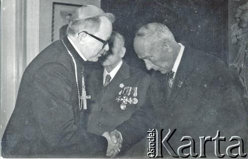 Lata 60.-70., brak miejsca.
Spotkanie ppłk Józefa Bokota z dostojnikiem kościelnym.
Fot. NN, zbiory Archiwum Historii Mówionej Ośrodka KARTA i Domu Spotkań z Historią, udostępnił Stanisław Bokota w ramach projektu 