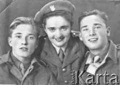 Lata 40., Palestyna (?).
Jadwiga Bokota w mundurze ochotniczki Pomocniczej Służby Kobiet z synami: Stanisławem i Jerzym, uczniami Szkoły Kadetów.
Fot. NN, zbiory Archiwum Historii Mówionej Ośrodka KARTA i Domu Spotkań z Historią, udostępnił Stanisław Bokota w ramach projektu 