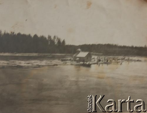 Lata 50., Syberia, Związek Socjalistycznych Republik Radzieckich.
Spław drewna rzeką Kas.
Fot. NN, zbiory Archiwum Historii Mówionej Ośrodka KARTA i Domu Spotkań z Historią, udostępniła Łucja Budra w ramach projektu 