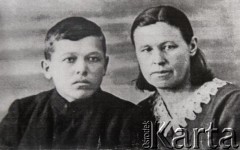 Ok. 1941, Kazachska SRR, ZSRR.
Maria Kurian – babcia Haliny Papowej i Aleksander Kurian – wujek Haliny Papowej.
Fot. NN, zbiory Archiwum Historii Mówionej Ośrodka KARTA i Domu Spotkań z Historią, udostępniła Halina Papowa w ramach projektu 