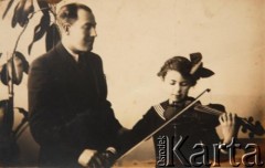 Lata 30., Krzemieniec, woj. wołyńskie, Polska.
Izabela Tyrkin i Mieczysław Szmyr – mąż siostry matki Izabeli Tyrkin, uczący ją grać na skrzypcach.
Fot. NN, zbiory Archiwum Historii Mówionej Ośrodka KARTA i Domu Spotkań z Historią, udostępniła Izabela Tyrkin w ramach projektu 