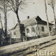 Lata 30., Krzemieniec, woj. wołyńskie, Polska.
Dom rodzinny Izabeli Tyrkin z d. Kostowskiej.
Fot. NN, zbiory Archiwum Historii Mówionej Ośrodka KARTA i Domu Spotkań z Historią, udostępniła Izabela Tyrkin w ramach projektu 
