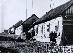 1954, Igarka, Kraj Krasnojarski, ZSRR.
Wanda i Genowefa (z lewej) Żytowt pod domem.
Fot. NN, zbiory Archiwum Historii Mówionej Ośrodka KARTA i Domu Spotkań z Historią, udostępniła Genowefa Żytowt w ramach projektu 