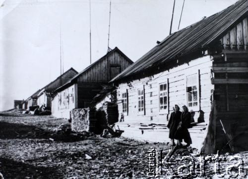 1954, Igarka, Kraj Krasnojarski, ZSRR.
Wanda i Genowefa (z lewej) Żytowt pod domem.
Fot. NN, zbiory Archiwum Historii Mówionej Ośrodka KARTA i Domu Spotkań z Historią, udostępniła Genowefa Żytowt w ramach projektu 