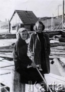 1956, Igarka, Kraj Krasnojarski, ZSRR.
Wanda i Genowefa (z lewej) Żytowt przy spławie drewna na Jeniseju.
Fot. NN, zbiory Archiwum Historii Mówionej Ośrodka KARTA i Domu Spotkań z Historią, udostępniła Genowefa Żytowt w ramach projektu 