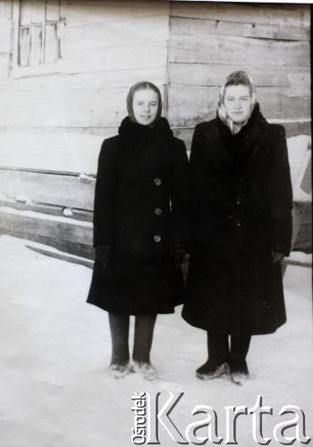 1954, Igarka, Kraj Krasnojarski, ZSRR.
Wanda i Genowefa (z lewej) Żytowt pod domem.
Fot. NN, zbiory Archiwum Historii Mówionej Ośrodka KARTA i Domu Spotkań z Historią, udostępniła Genowefa Żytowt w ramach projektu 