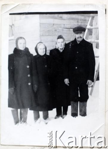 1954, Igarka, Kraj Krasnojarski, ZSRR.
Rodzina Żytowt przed domem.
Fot. NN, zbiory Archiwum Historii Mówionej Ośrodka KARTA i Domu Spotkań z Historią, udostępniła Genowefa Żytowt w ramach projektu 