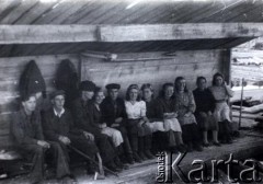 1954, Igarka, Kraj Krasnojarski, ZSRR.
Grupa osób pracująca przy oznakowaniu drewna spławianego Jenisejem.
Fot. NN, zbiory Archiwum Historii Mówionej Ośrodka KARTA i Domu Spotkań z Historią, udostępniła Genowefa Żytowt w ramach projektu 