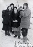 1954, Igarka, Kraj Krasnojarski, ZSRR.
Grupa osób podczas pracy w porcie. Genowefa Żytowt (1. z lewej).
Fot. NN, zbiory Archiwum Historii Mówionej Ośrodka KARTA i Domu Spotkań z Historią, udostępniła Genowefa Żytowt w ramach projektu 