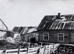 1957, Igarka, Kraj Krasnojarski, ZSRR.
Wanda i Genowefa (od lewej) Żytowt pod domem.
Fot. NN, zbiory Archiwum Historii Mówionej Ośrodka KARTA i Domu Spotkań z Historią, udostępniła Genowefa Żytowt w ramach projektu 