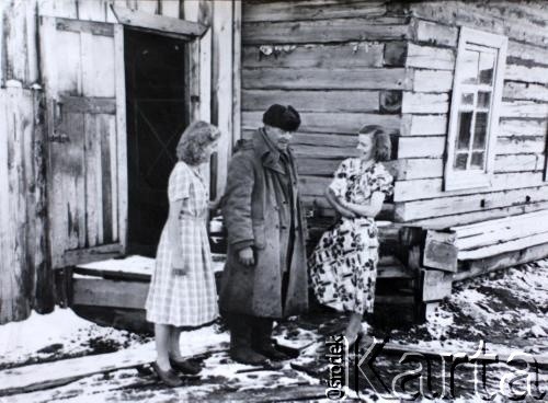 1957, Igarka, Kraj Krasnojarski, ZSRR.
Wanda i Genowefa (z lewej) Żytowt z ojcem pod domem
Fot. NN, zbiory Archiwum Historii Mówionej Ośrodka KARTA i Domu Spotkań z Historią, udostępniła Genowefa Żytowt w ramach projektu 