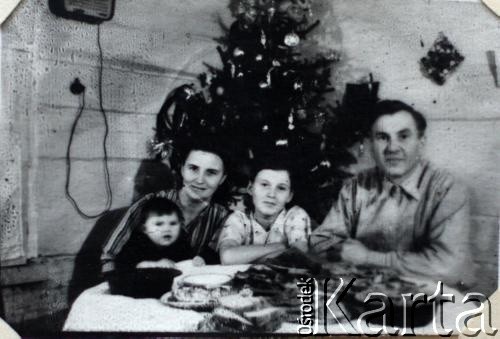 1957, Igarka, Kraj Krasnojarski, ZSRR.
Rodzina Jagiełowiczów przy kolacji wigilijnej.
Fot. NN, zbiory Archiwum Historii Mówionej Ośrodka KARTA i Domu Spotkań z Historią, udostępniła Genowefa Żytowt w ramach projektu 