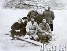 1954, Igarka, Kraj Krasnojarski, ZSRR.
Praca przy oznakowywaniu drewna spławianego Jenisejem. Genowefa Żytowt stoi 1. z lewej.
Fot. NN, zbiory Archiwum Historii Mówionej Ośrodka KARTA i Domu Spotkań z Historią, udostępniła Genowefa Żytowt w ramach projektu 