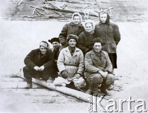 1954, Igarka, Kraj Krasnojarski, ZSRR.
Praca przy oznakowywaniu drewna spławianego Jenisejem. Genowefa Żytowt stoi 1. z lewej.
Fot. NN, zbiory Archiwum Historii Mówionej Ośrodka KARTA i Domu Spotkań z Historią, udostępniła Genowefa Żytowt w ramach projektu 