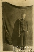Brak daty, brak miejsca.
Portret chłopca z kwiatkiem w dłoni.
Fot. NN, zbiory Archiwum Historii Mówionej Ośrodka KARTA i Domu Spotkań z Historią, udostępnił Jan Czekalski w ramach projektu 