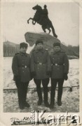 Zima 1965, Leningrad, ZSRR.
Trzech żołnierzy Armii Czerwonej przed pomnikiem Piotra Wielkiego.
Fot. NN, zbiory Archiwum Historii Mówionej Ośrodka KARTA i Domu Spotkań z Historią, udostępnił Jan Czekalski w ramach projektu 