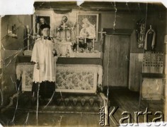 Brak daty, Kazachska SRR, ZSRR.
Portret księdza we wnętrzu kościoła kub kaplicy.
Fot. NN, zbiory Archiwum Historii Mówionej Ośrodka KARTA i Domu Spotkań z Historią, udostępnił Wasyl Dworecki w ramach projektu 