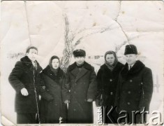 Lata 70., Kazachska SRR, ZSRR.
Grupa osób. Fotografia z archiwum rodzinnego Wasyla Dworeckiego.
Fot. Fot. NN, zbiory Archiwum Historii Mówionej Ośrodka KARTA i Domu Spotkań z Historią, udostępnił Wasyl Dworecki w ramach projektu 