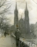 Lata 70., Kutno, Polska.
Zdjęcie mężczyzny na tle kościoła św. Wawrzyńca. Prawdopodobnie Anton Dworecki, ojciec Wasyla Dworeckiego.
Fot. NN, zbiory Archiwum Historii Mówionej Ośrodka KARTA i Domu Spotkań z Historią, udostępnił Wasyl Dworecki w ramach projektu 