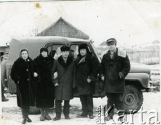 Lata 70., Kazachska SRR, ZSRR.
Grupa osób na tle samochodu UAZ 469.
Fot. NN, zbiory Archiwum Historii Mówionej Ośrodka KARTA i Domu Spotkań z Historią, udostępnił Wasyl Dworecki w ramach projektu 
