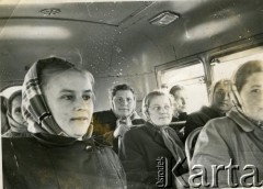 Lata 60./70., Kazachska SRR, ZSRR.
Kobiety we wnętrzu autobusu.
Fot. NN, zbiory Archiwum Historii Mówionej Ośrodka KARTA i Domu Spotkań z Historią, udostępnił Wasyl Dworecki w ramach projektu 
