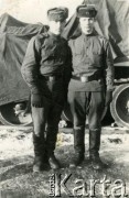 Po 1945, ZSRR.
Dwaj mężczyźni w mundurach polowych Armii Czerwonej. W tle pojazd gąsienicowy ukryty pod plandeką.
Fot. NN, zbiory Archiwum Historii Mówionej Ośrodka KARTA i Domu Spotkań z Historią, udostępnił Wasyl Dworecki w ramach projektu 