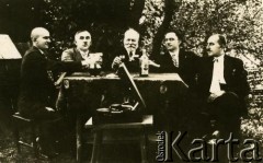 Ok. 1919, Kaczyka, Królestwo Rumunii.
Zarząd kopalni soli w Kaczyce. Leopold Jankowski siedzi 2. z lewej.
Fot. NN, zbiory Archiwum Historii Mówionej Ośrodka KARTA i Domu Spotkań z Historią, udostępnił Dom Polski w Kaczyce w ramach projektu 