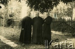 Ok. 1918, brak miejsca.
Portret trzech księży prawdopodobnie z Kaczyk.
Fot. NN, zbiory Archiwum Historii Mówionej Ośrodka KARTA i Domu Spotkań z Historią, udostępnił Dom Polski w Kaczyce w ramach projektu 