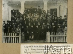 01.01.1932, Kaczyka, Królestwo Rumunii.
Pamiątkowe zdjęcie noworoczne pracowników Saliny w Kaczykach.
Fot. NN, zbiory Archiwum Historii Mówionej Ośrodka KARTA i Domu Spotkań z Historią, udostępnił Dom Polski w Kaczyce w ramach projektu 